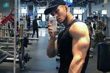 扬州肌肉男模(肌肉男模拟器)
